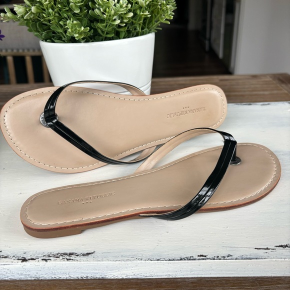 Banana Republic Black Patent Flat Thong Sandals - Picture 4 of 10